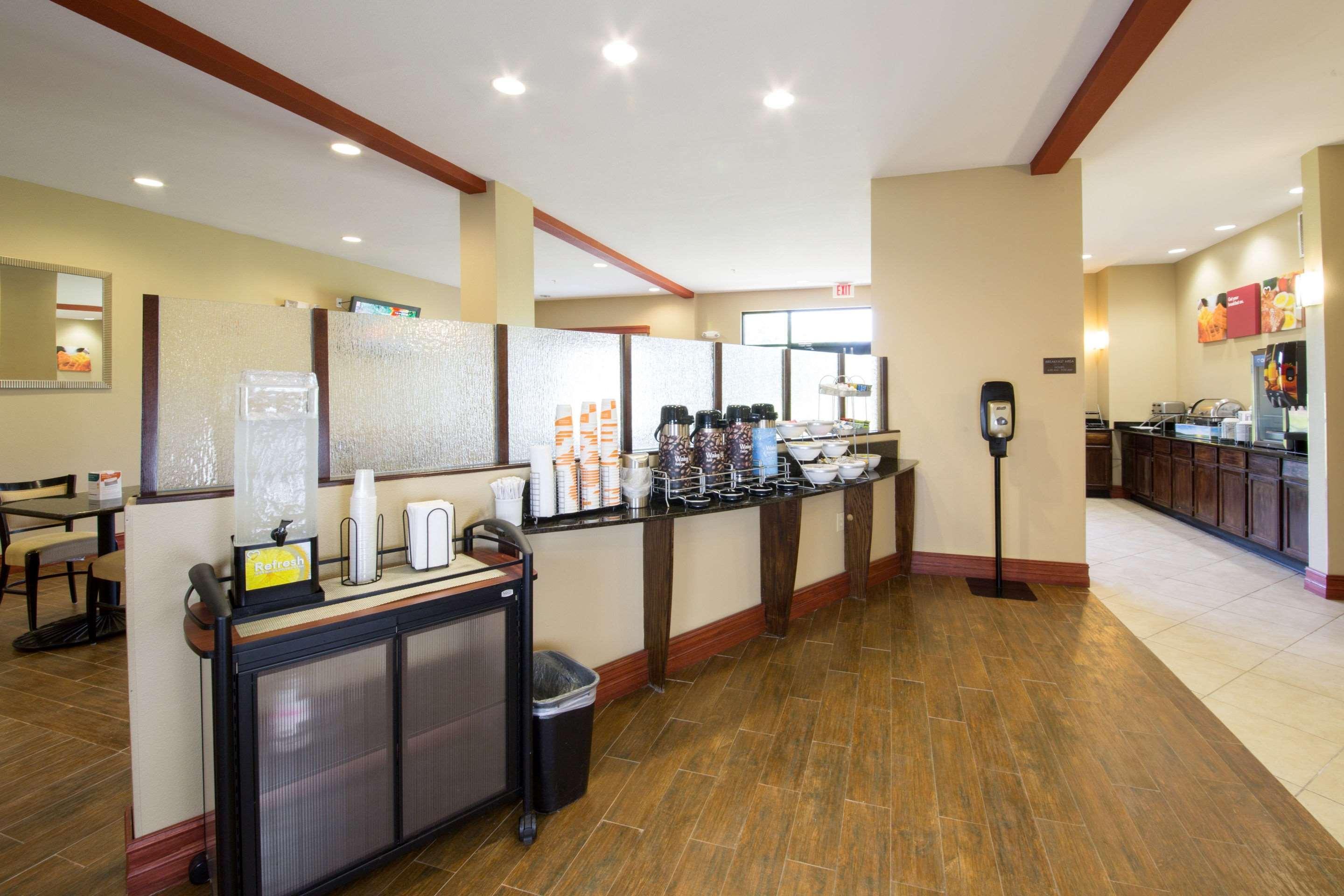 Comfort Suites Airport South Монтгомері Екстер'єр фото
